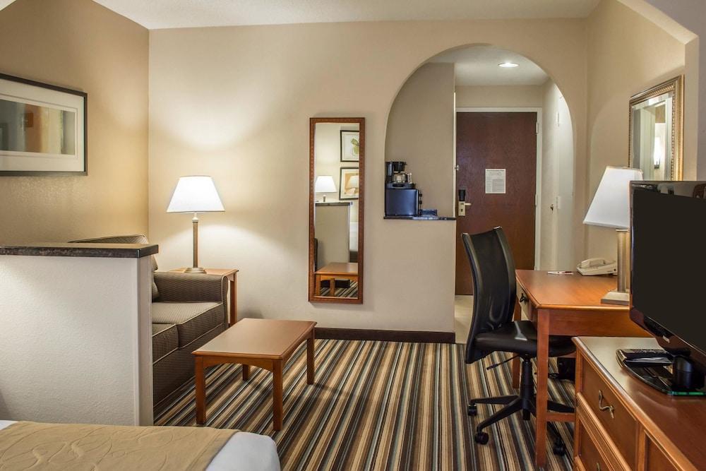 Comfort Suites Chesapeake - Norfolk Exterior photo